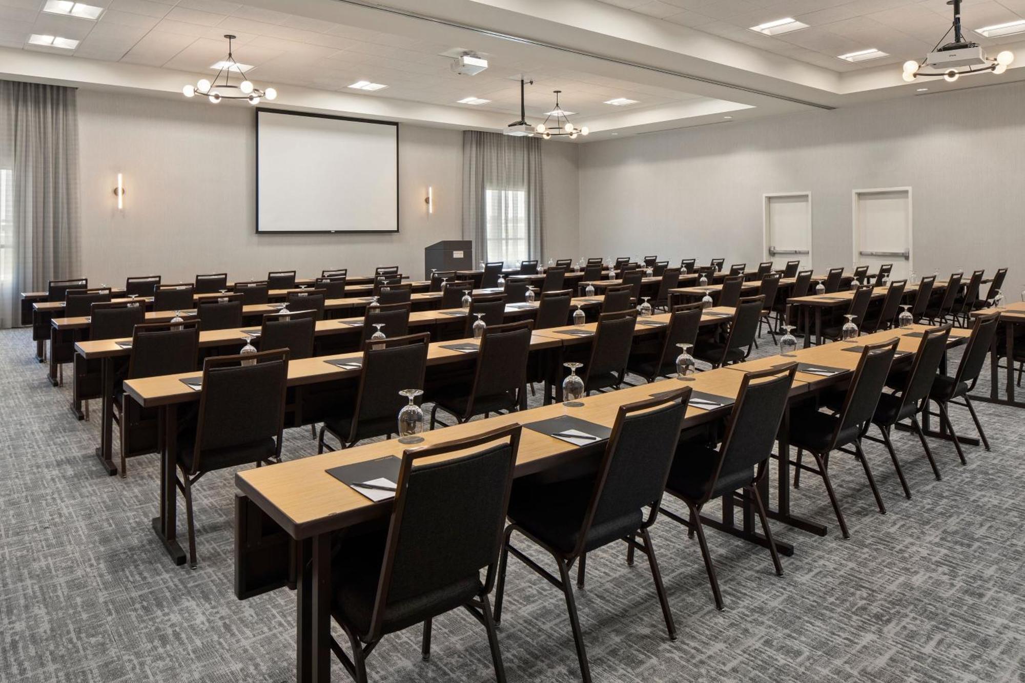 Courtyard Mankato Hotel & Event Center Bagian luar foto