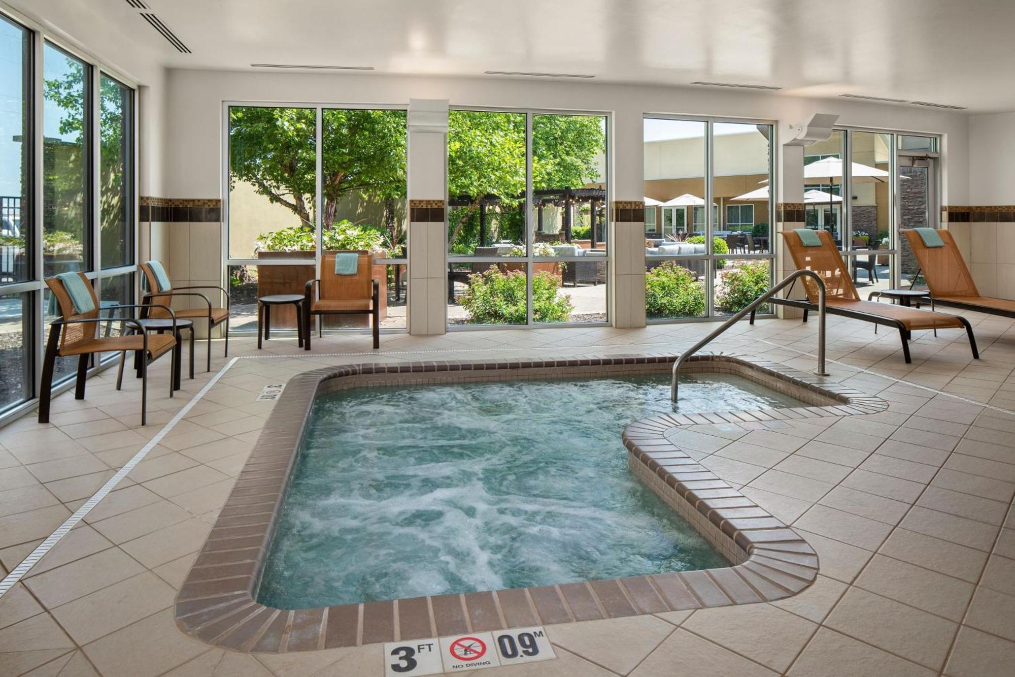 Courtyard Mankato Hotel & Event Center Bagian luar foto