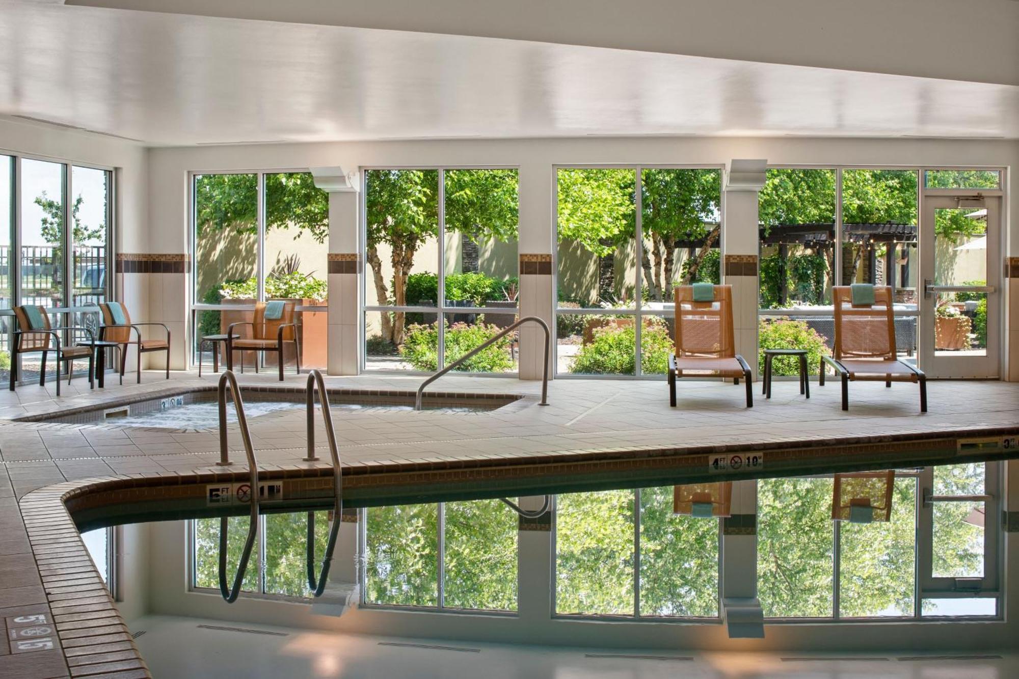 Courtyard Mankato Hotel & Event Center Bagian luar foto