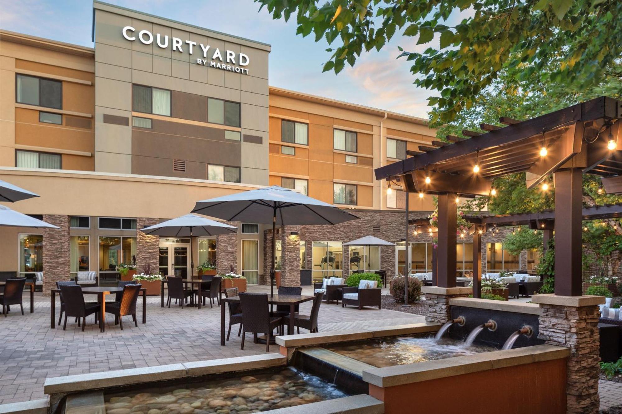 Courtyard Mankato Hotel & Event Center Bagian luar foto
