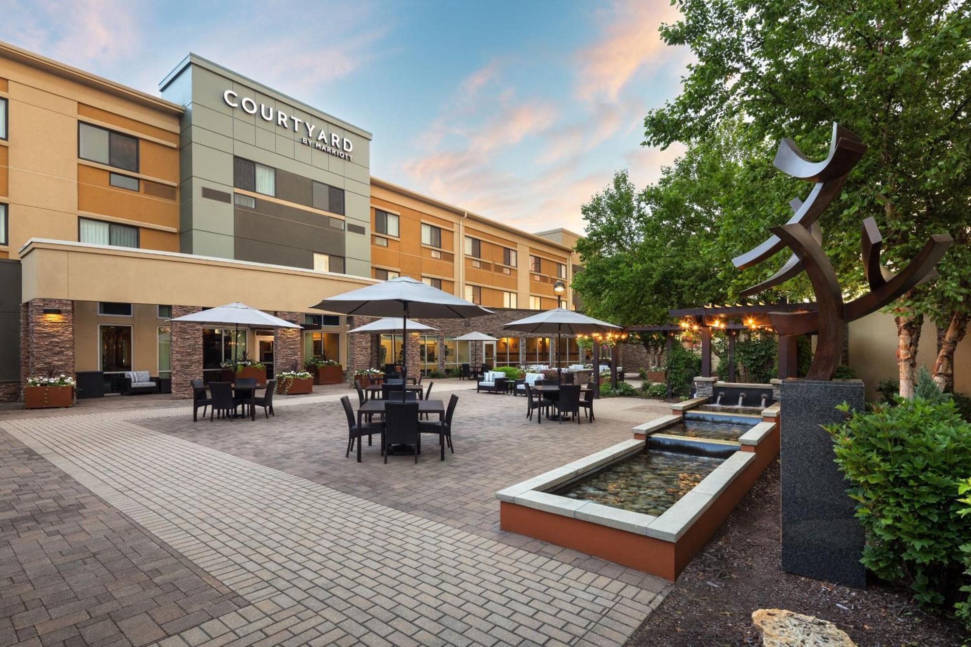 Courtyard Mankato Hotel & Event Center Bagian luar foto