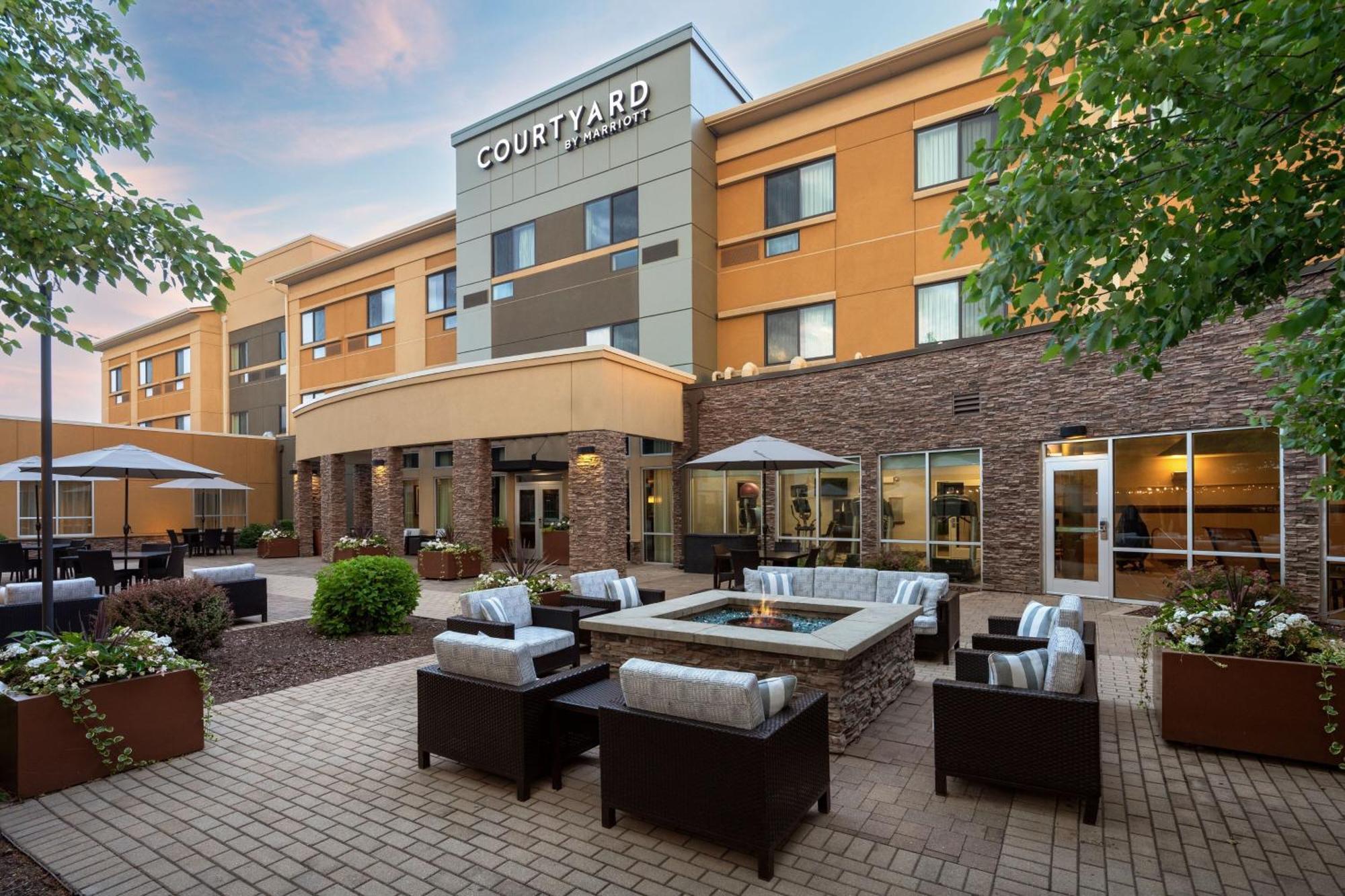 Courtyard Mankato Hotel & Event Center Bagian luar foto