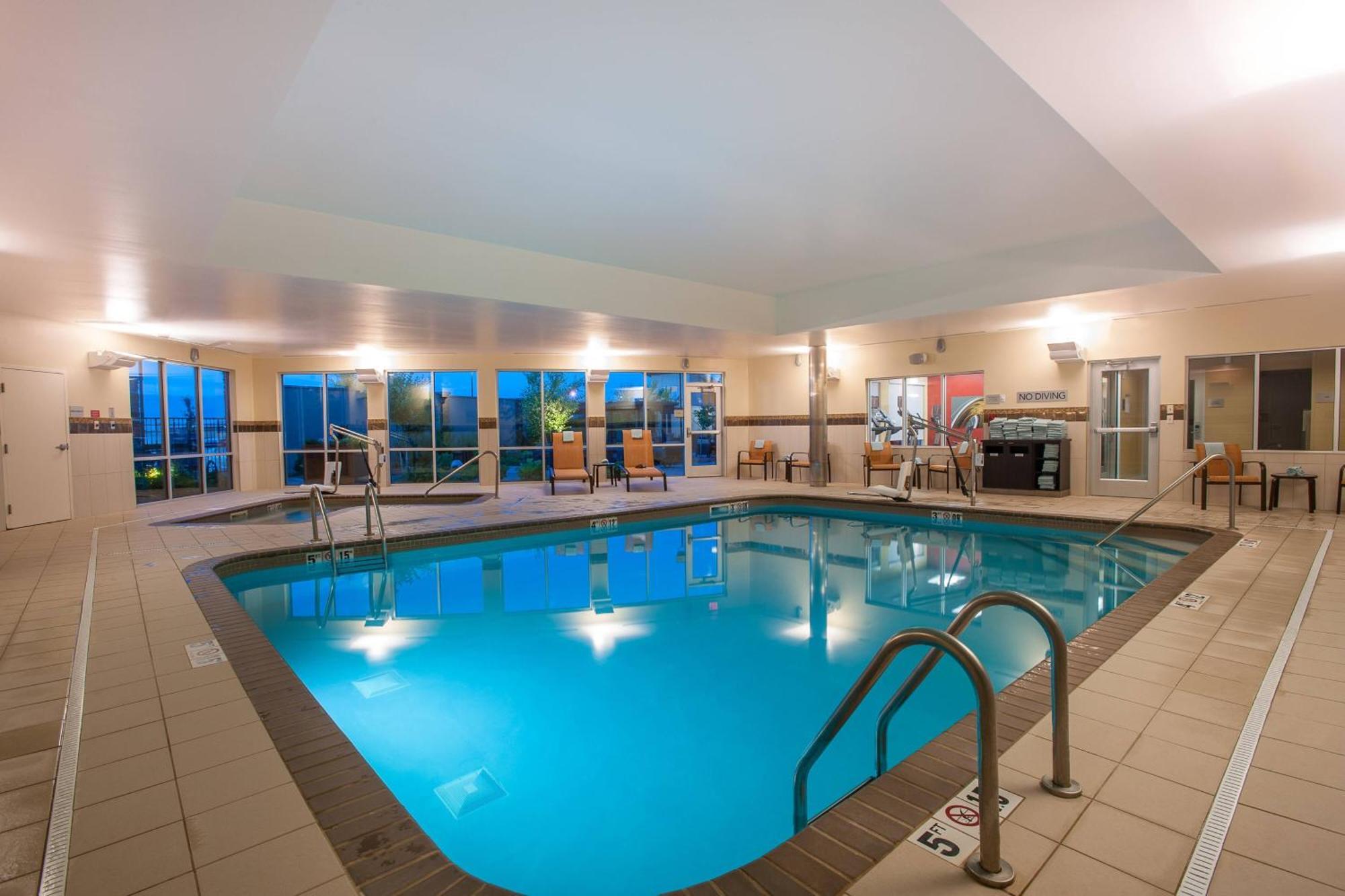 Courtyard Mankato Hotel & Event Center Bagian luar foto